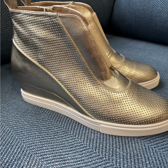 Linea Paolo gold wedge sneakers size 8.5 - Picture 3 of 15